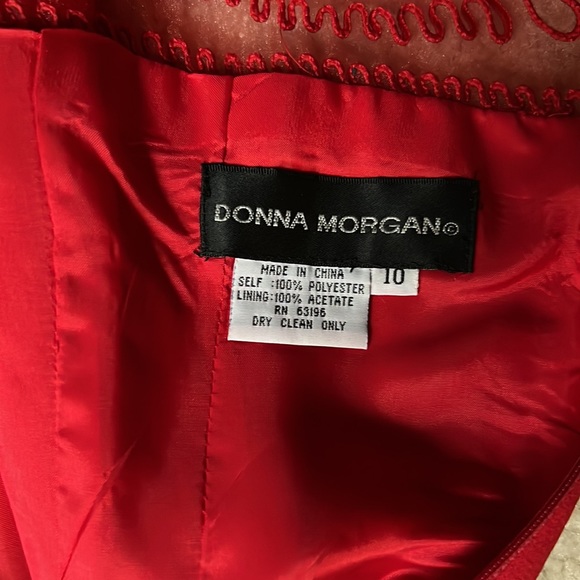 DONNA MORGAN red crepe dress with netted lace and sequin back. Faux button back. - Picture 8 of 8